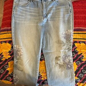 WHBM Hydrangea Mid-Rise Slim Everyday Soft Ankle Jeans, Size 18L.